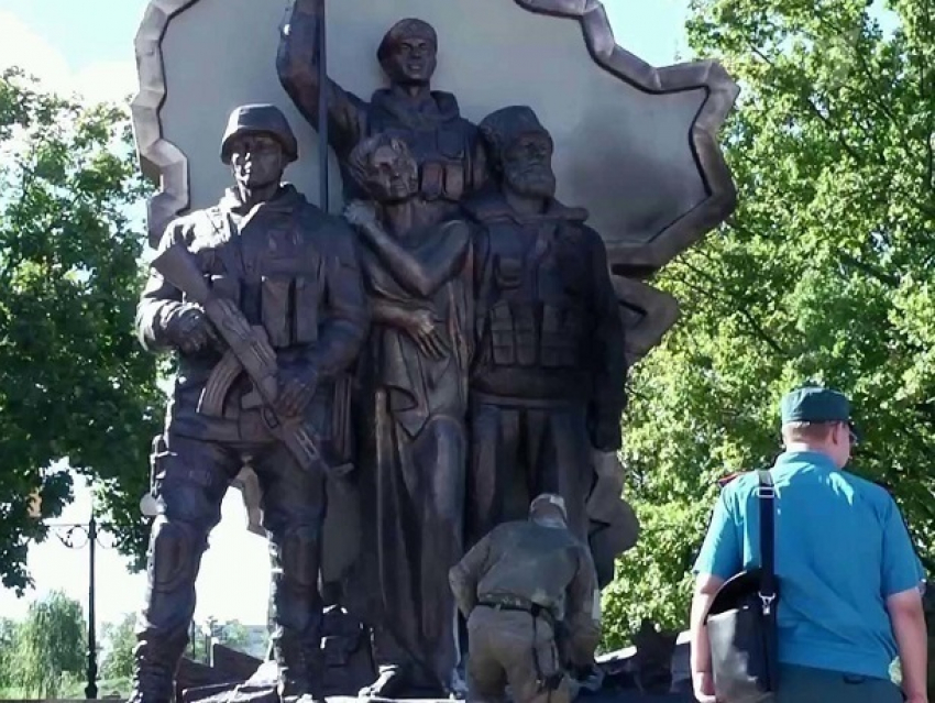 Украинские террористы взорвали памятник ополченцам  в Луганске