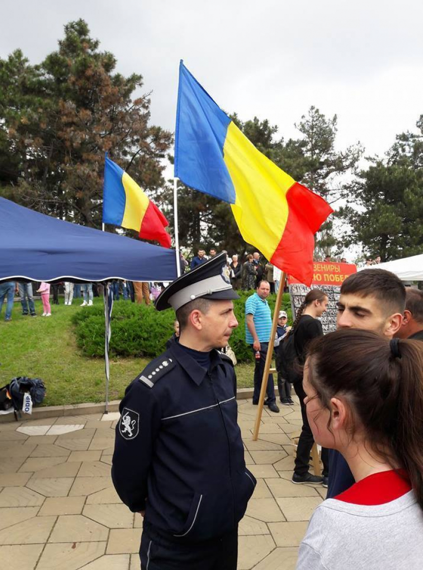 Провокация от унионистов в День Победы: они установили палатку с румынскими флагами у мемориала 