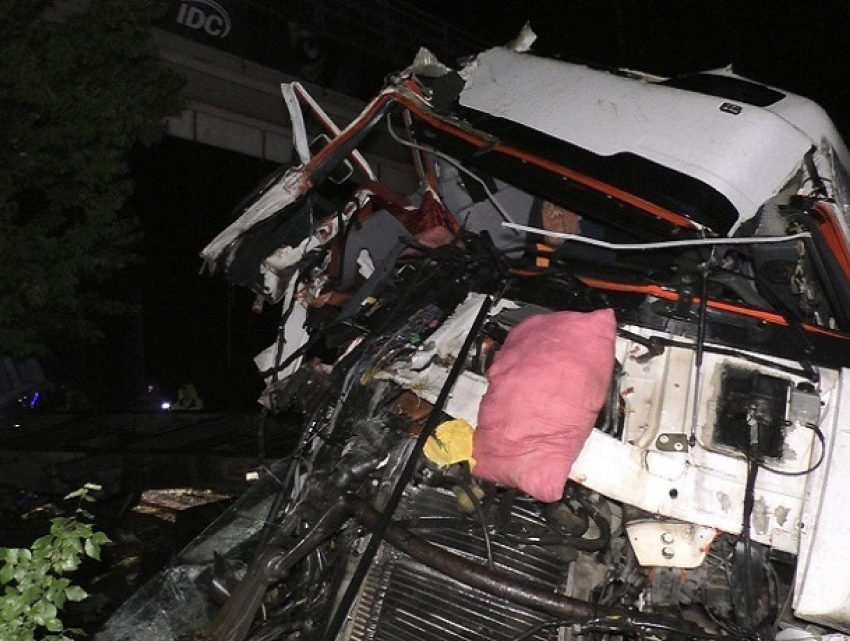 Кабину грузовика разорвало после столкновения с опорой моста у Днестровска