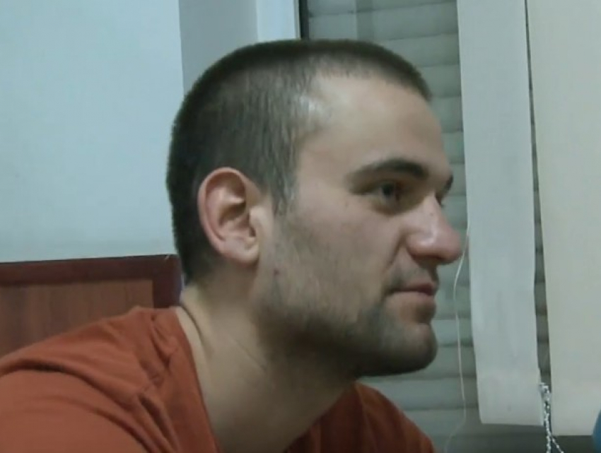 Мужчина разбил камнями дверь столичного банка и ворвался в него, поранив руку