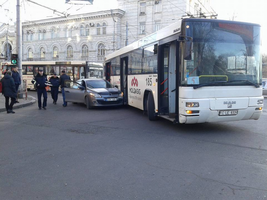Авария с участием автобуса заблокировала движение по улице Пушкина 