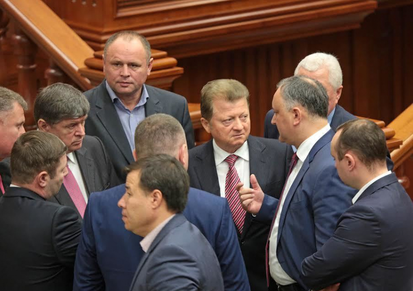 Социалисты покинули заседание парламента в знак протеста 