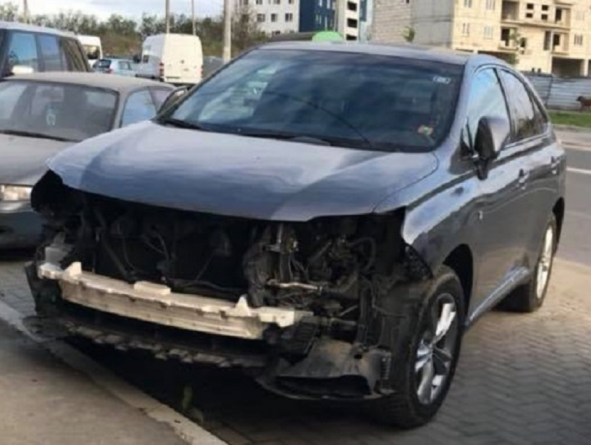 "Охота началась": автоворы разобрали припаркованный Lexus на Чеканах