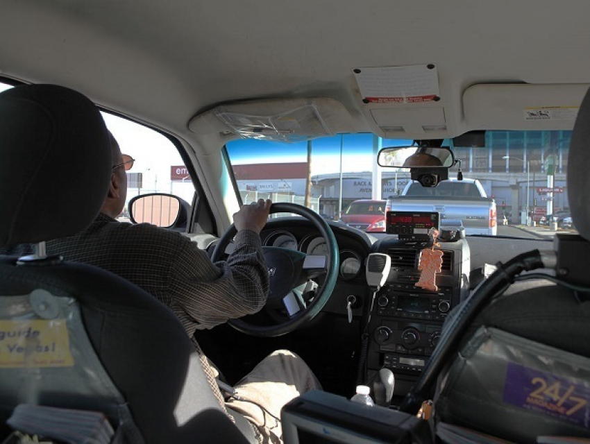Пассажир имеет полное право не оплачивать поездку, если таксист работает без чека, - Филип
