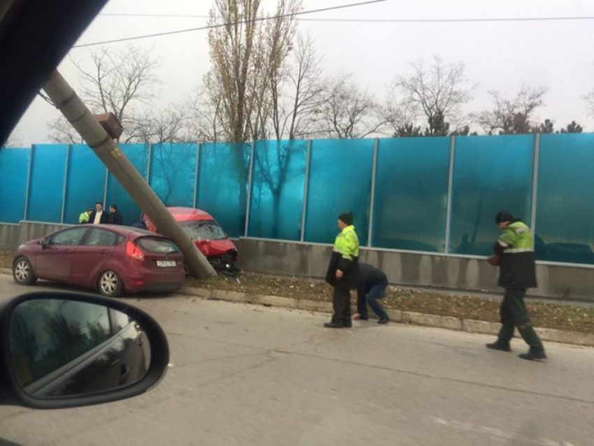 Этим утром на Хынчештском шоссе в Кишиневе произошла серьезная авария 