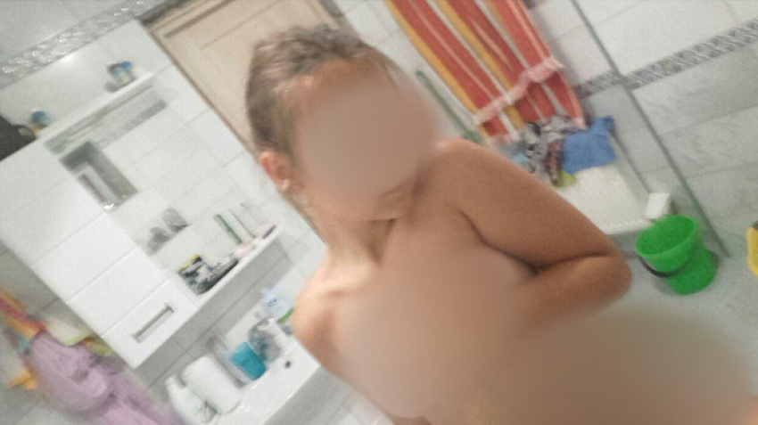 Подросток из Кишинева выложил в Сеть откровенные фото своей 13-летней подруги из России