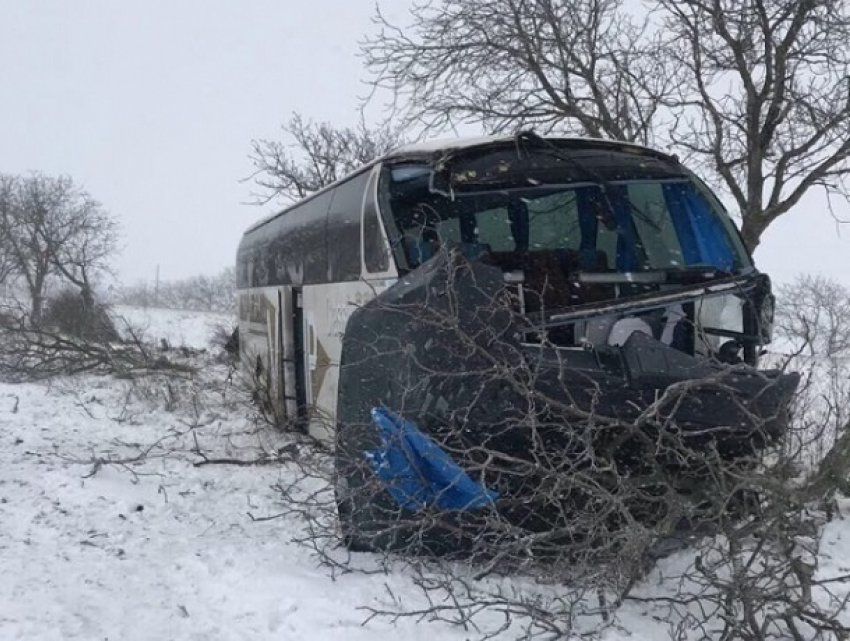 Пассажирский автобус, микроавтобус и легковые  авто попали в жуткие ДТП на трассах Молдовы