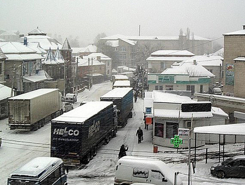 На обочинах трасс Молдовы из-за снежного бурана выстроились легковушки и фуры 