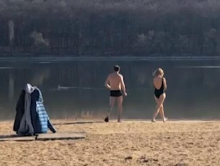 Вызов зиме - в озере Валя Морилор искупались молдавские «моржи»