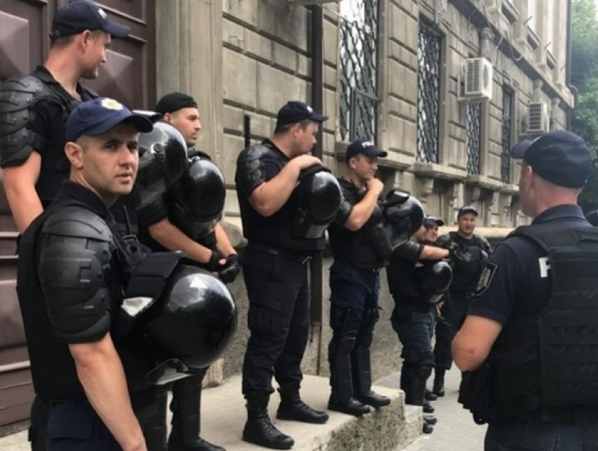 Десятки полицейских со щитами и дубинками окружили здание ЦИК после призыва Нэстасе