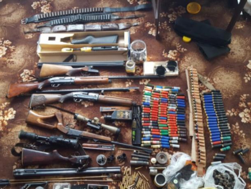 Искали двух воров, а обнаружили склад оружия: полиция обнаружила браконьеров