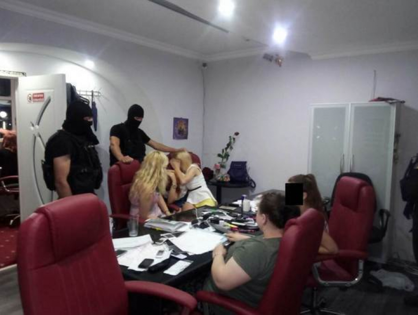 Задержание проституток в ночном клубе столицы попало на видео 