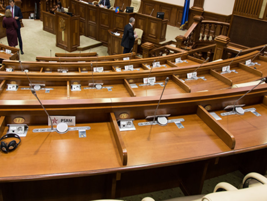 Сразу двое? Зачем так много?! Коронавирусные инсинуации молдавского парламента