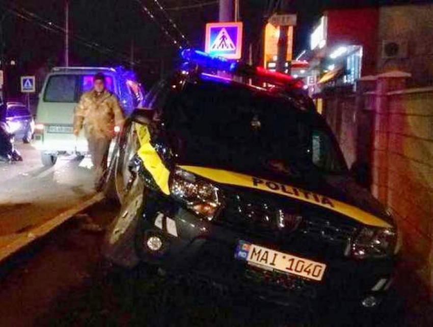 Мчавшийся по вызову полицейский внедорожник оказался в канаве в Дурлештах из-за легковушки