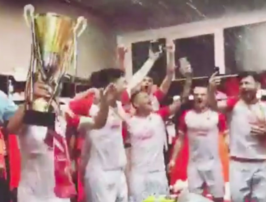 Бурное празднование в раздевалке с шампанским футболистами «Милсами» попало на видео