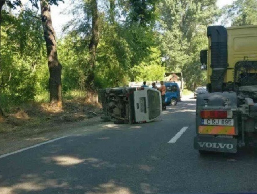 Перевернувшийся при ДТП автомобиль сняли на видео в Кишиневе