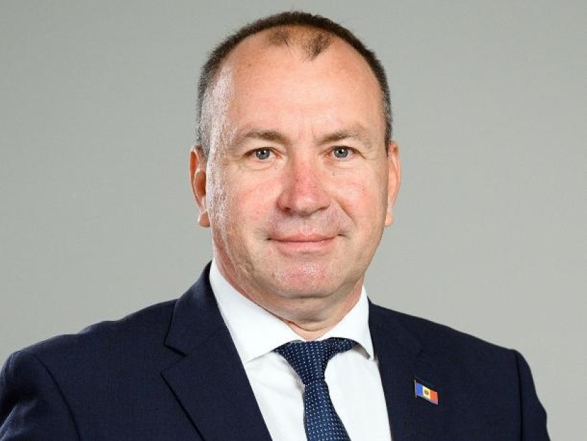 Депутат PAS предложил повысить зарплаты в учреждении, где работает его жена