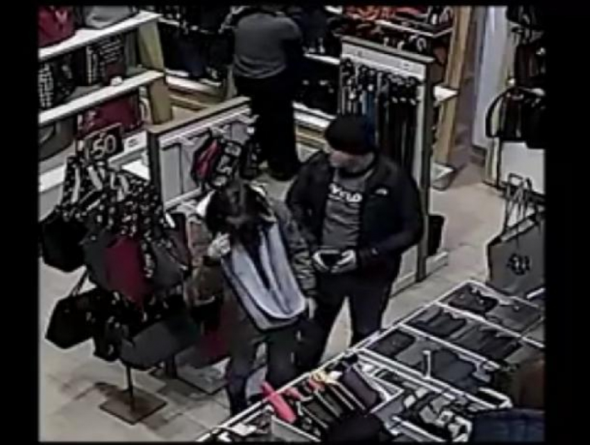  Администрация кишинёвского магазина просит помощи в поиске воров, укравших дорогой портфель 