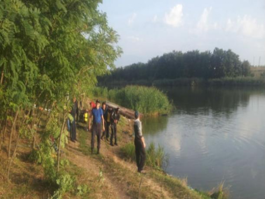 Маленький ребенок погиб в скатившемся в озеро автомобиле