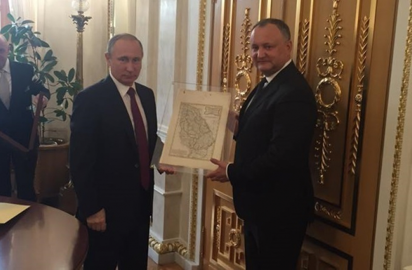 Карта, бронза, два правителя: Игорь Додон и Владимир Путин обменялись памятными подарками