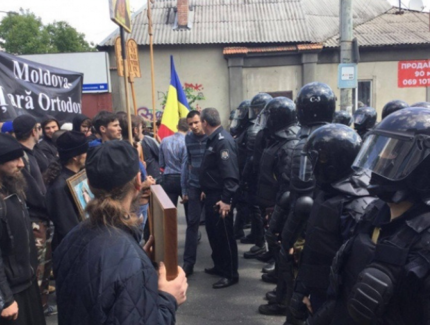 Священнослужители Молдовы требуют от властей запретить гей-парады
