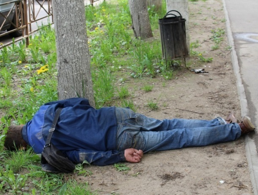 Автомобиль переехал заснувшего на дороге мужчину в Новоаненском районе