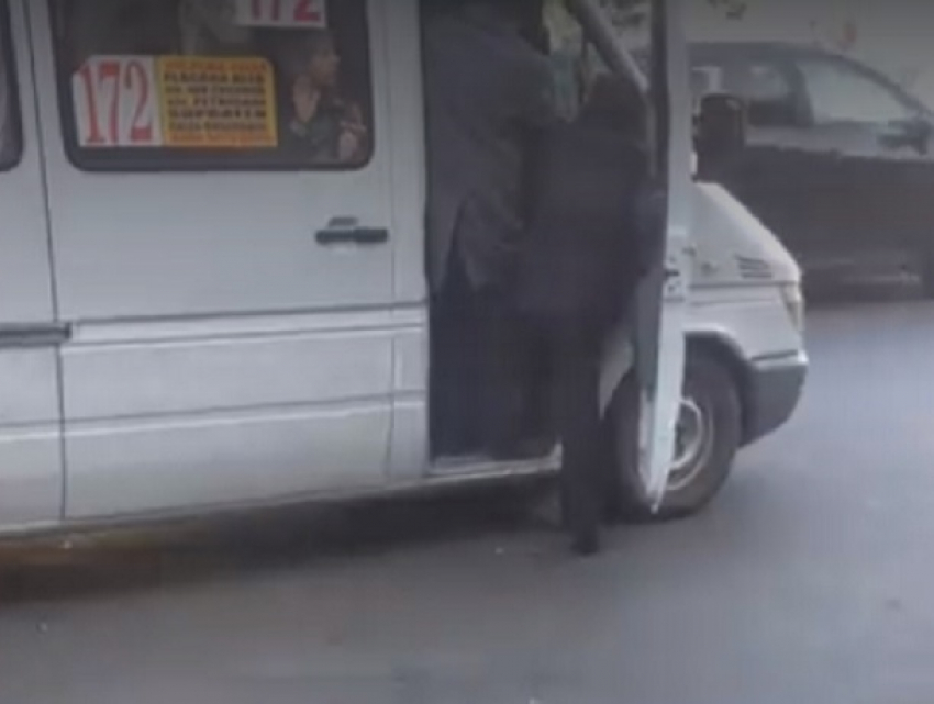 Шокирующая посадка пассажиров в микроавтобус в Кишиневе попала на видео