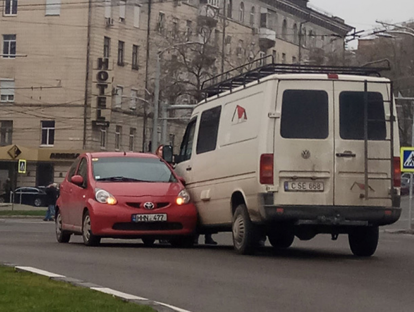 Неопытная женщина врезалась в микроавтобус и создала пробку в Кишиневе 