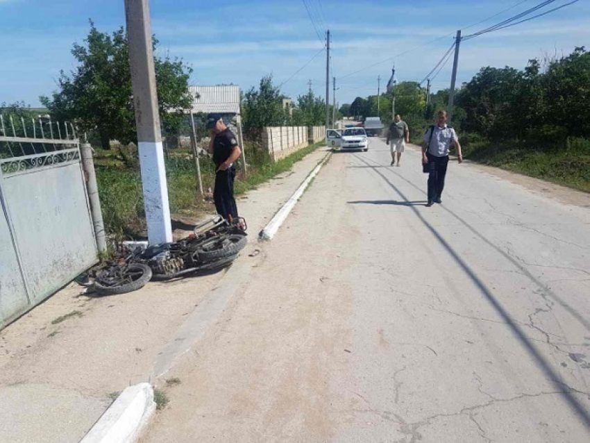 Молодой молдаванин на мотоцикле врезался в столб и погиб