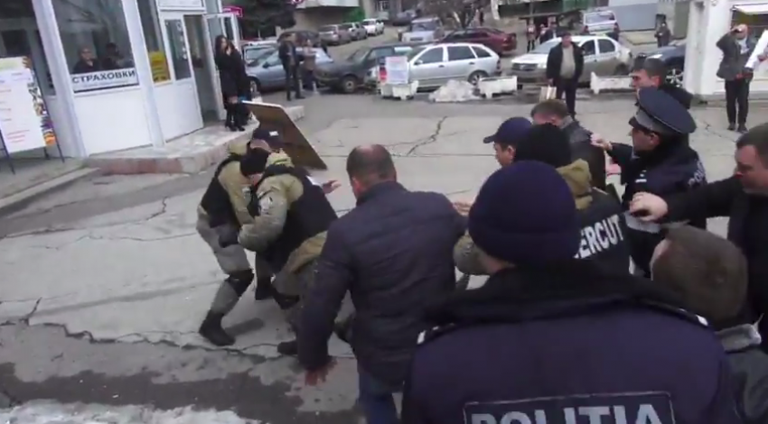 На месте незаконного строительства на Московском проспекте сотрудники «Беркута» напали на депутатов от ПСРМ 