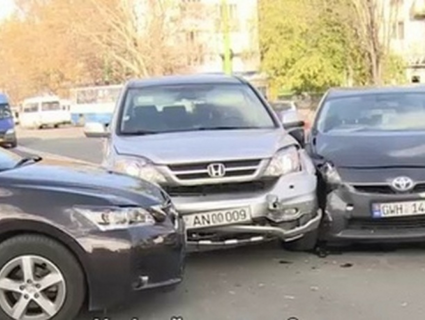 Авария на перекрестке надолго парализовала движение транспорта на Ботанике