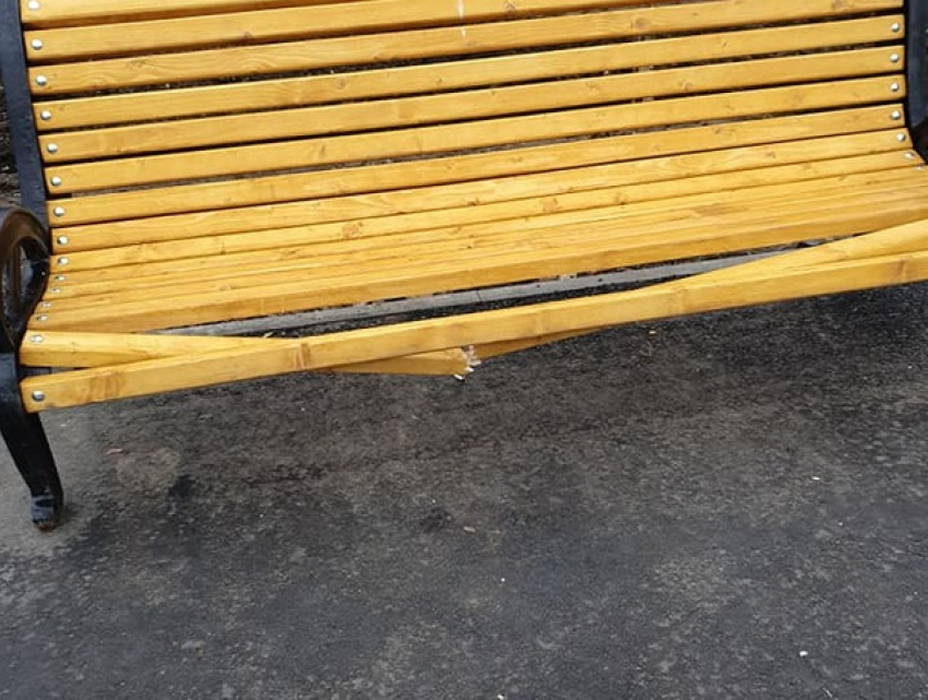 На Чеканах вандалы поломали новые скамейки
