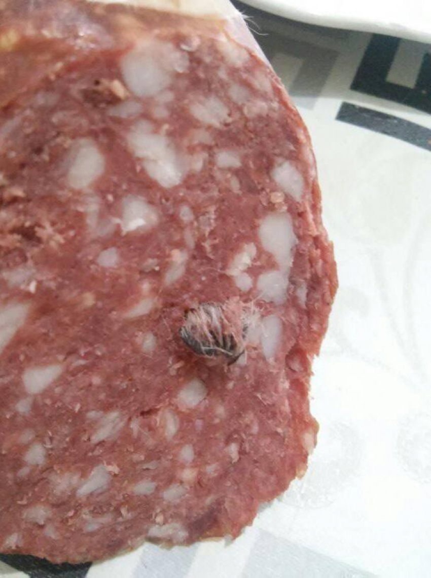 В произведенной в Кишиневе колбасе обнаружили крысиную шкурку