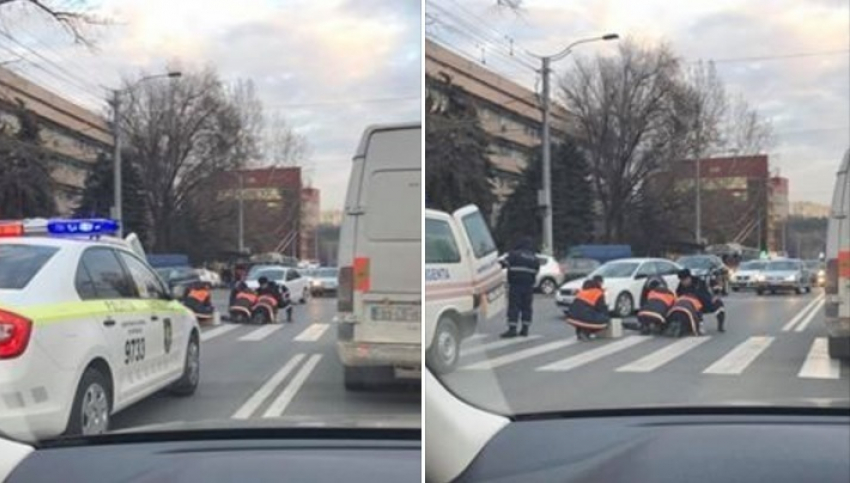 В Кишиневе человеку стало плохо посреди дороги