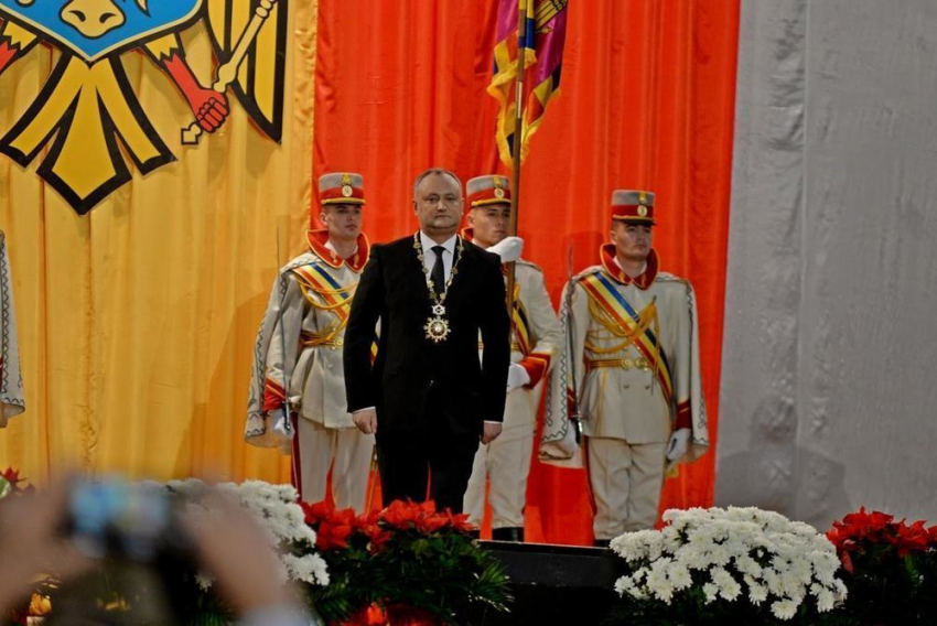 Президент Молдовы Игорь Додон принес присягу и официально вступил в должность