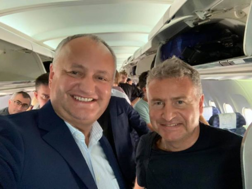 Игорь Додон приятно удивил летевшего с ним в одном самолете Леонида Агутина: «Президент без бизнес-класса, без всякой охраны…"