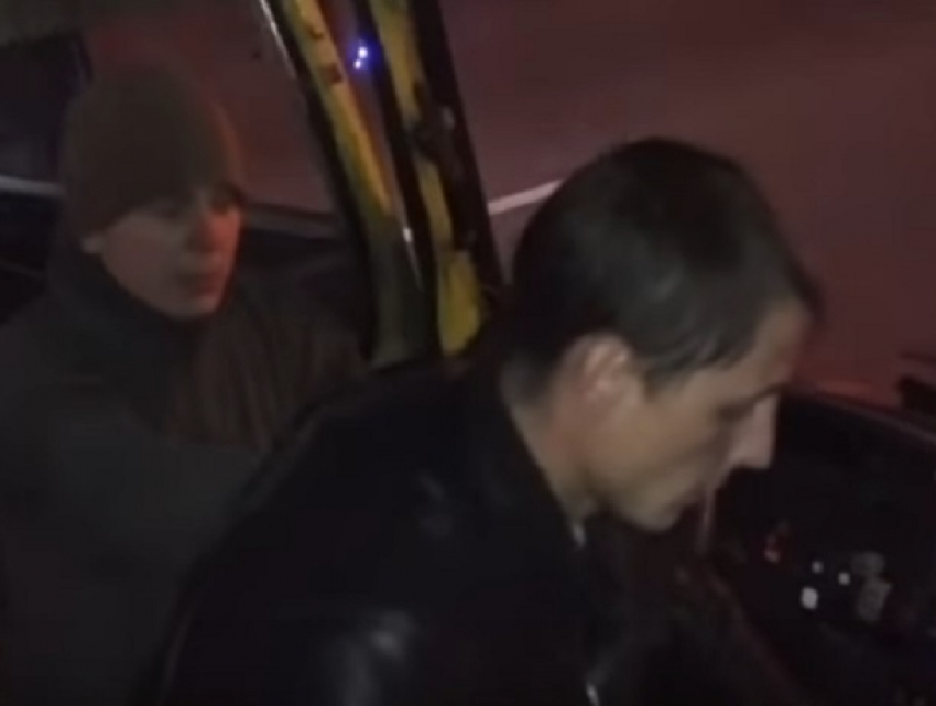 Избиение водителя маршрутки после конфликта с матерью погибшего военнослужащего радикалы сняли на видео