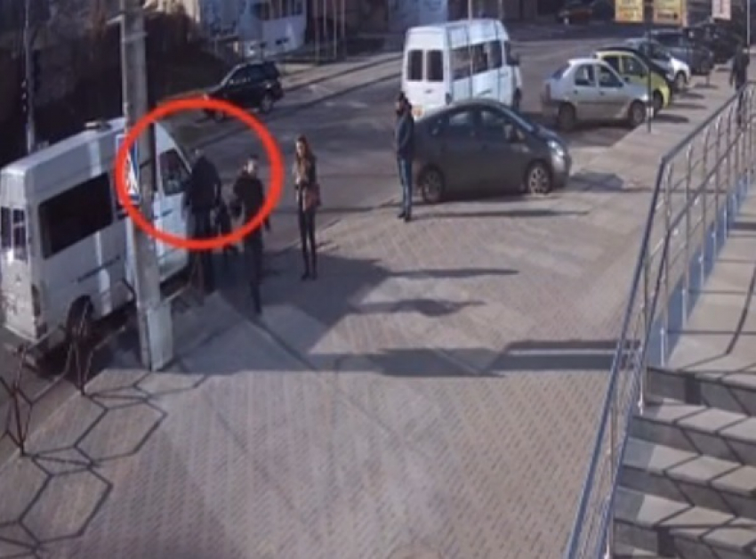 Столичная маршрутка едва не сбила мужчину с ребенком на зебре