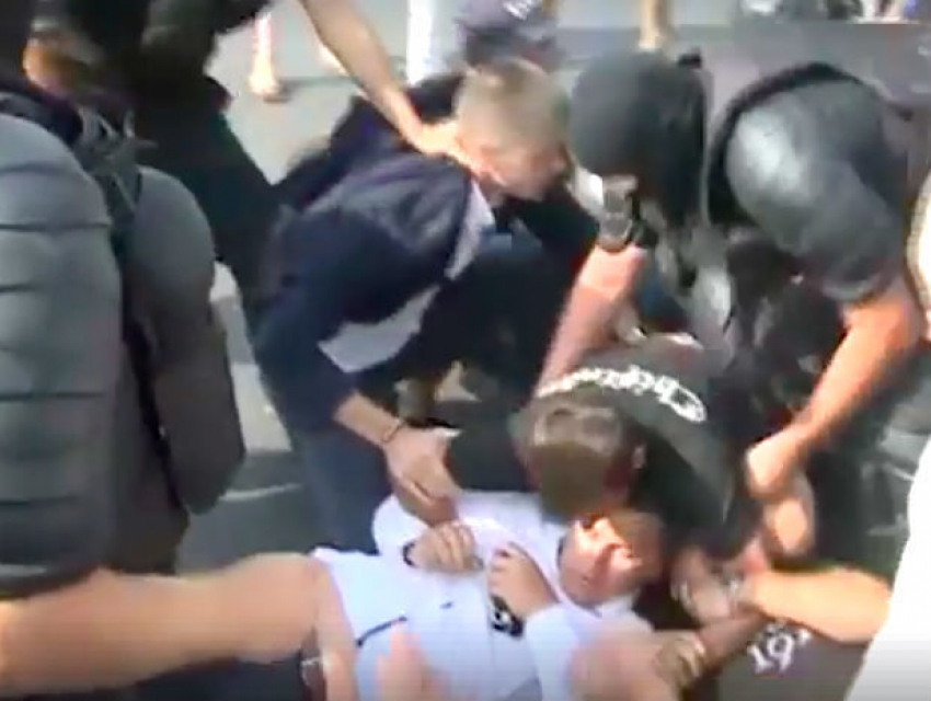 Столкновения лидеров унионистов с полицейскими на трассе Кишинев - Леушены сняли на видео