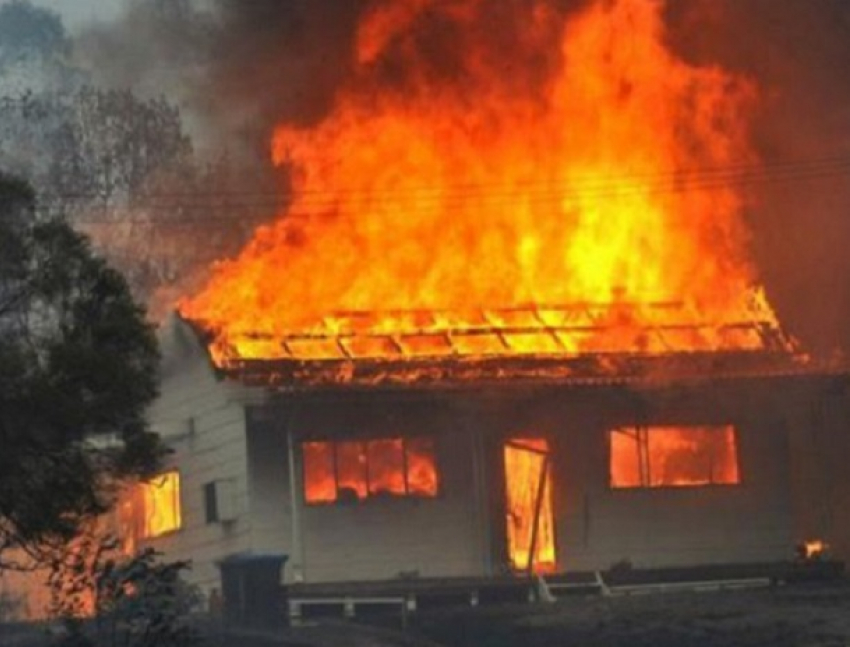 В селе Грибова вспыхнул пожар в частном доме, владелец получил тяжкие ожоги