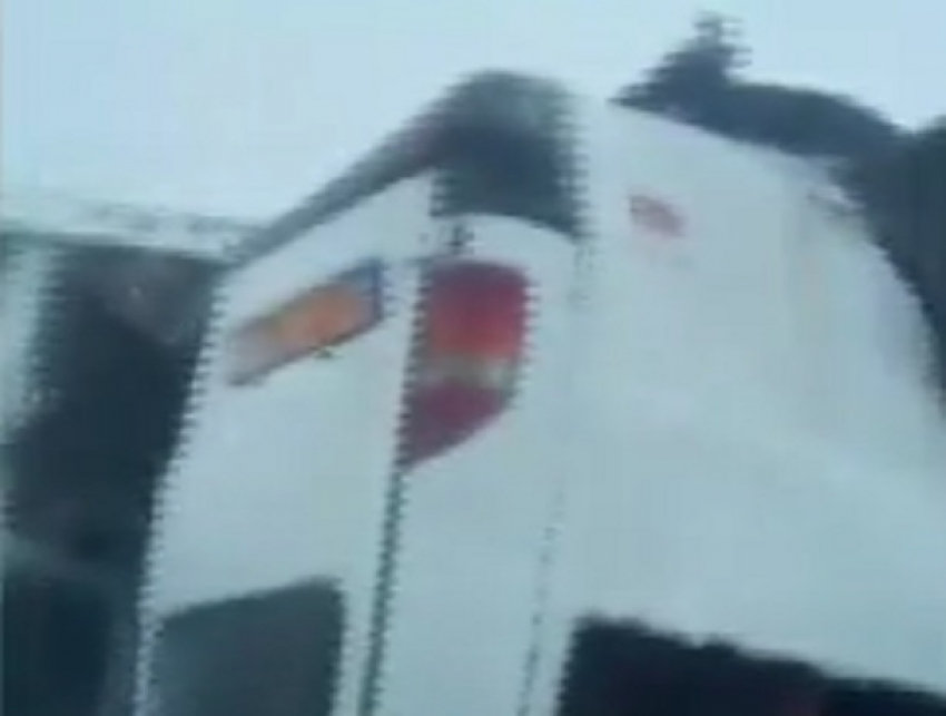 Пять человек пострадали в перевернувшемся микроавтобусе в Новоаненском районе