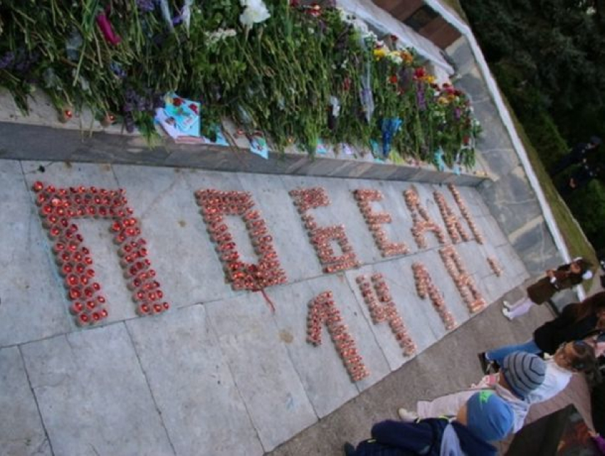 1418 свечей зажглись в Комрате - в память о каждом дне Великой Отечественной Войны