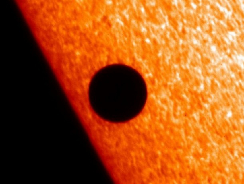 Жители Молдовы смогут наблюдать редкое астрономическое явление - прохождение Меркурия через Солнечный диск 