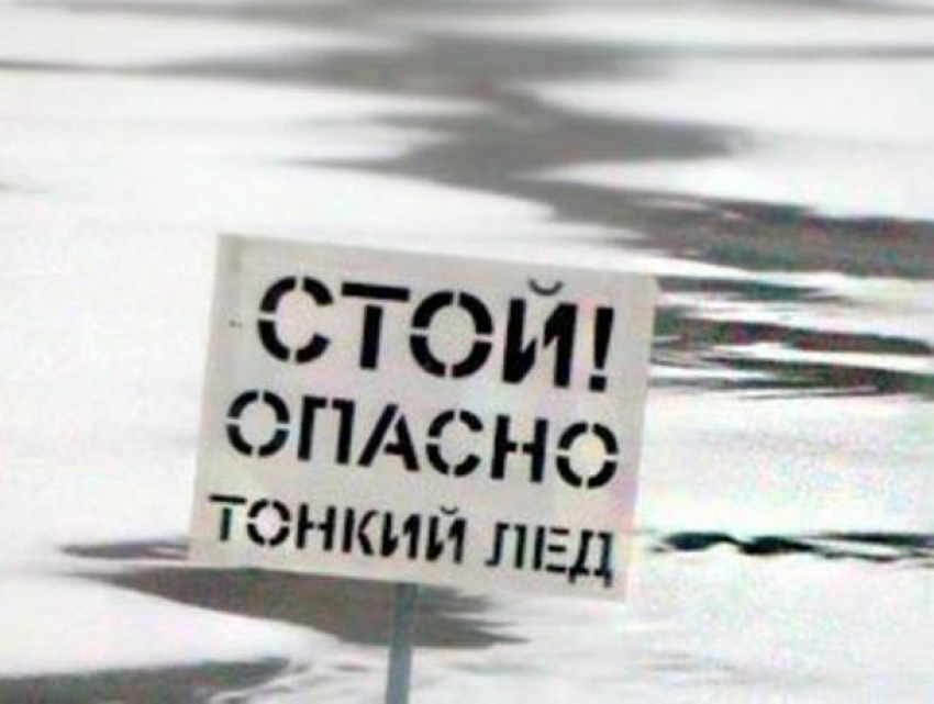 Рыбак провалился под лед на Днестре: спасти мужчину не удалось