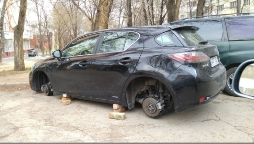 На Ботанике с Lexus за ночь сняли все колеса