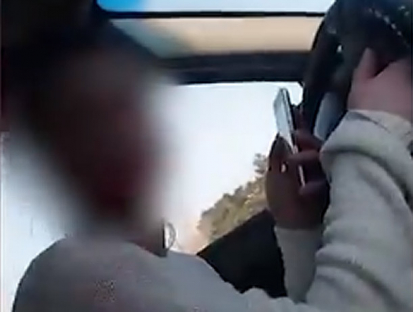 Пассажирка с ребенком угнала такси, когда водитель вышел в магазин в Ставченах 