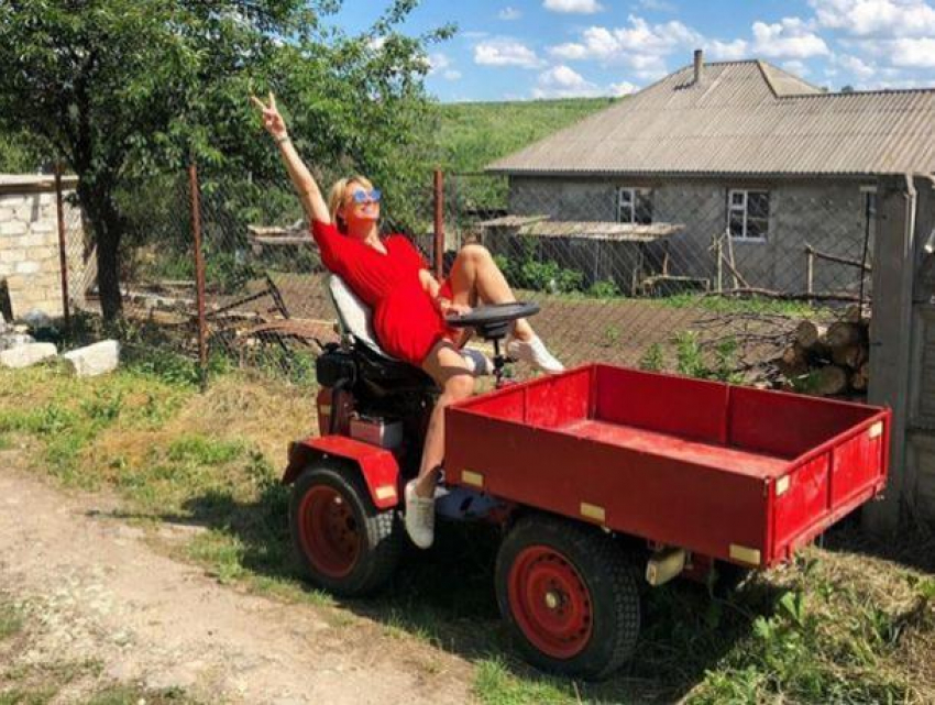 Новый «дамомобиль» для Гордиенко - певица пересела за руль трактора