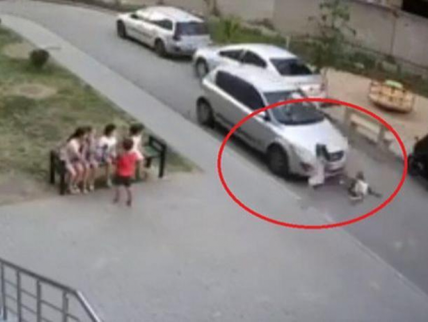 На Буюканах игравшая девочка угодила под колеса автомобиля, автоледи не стала дожидаться полиции