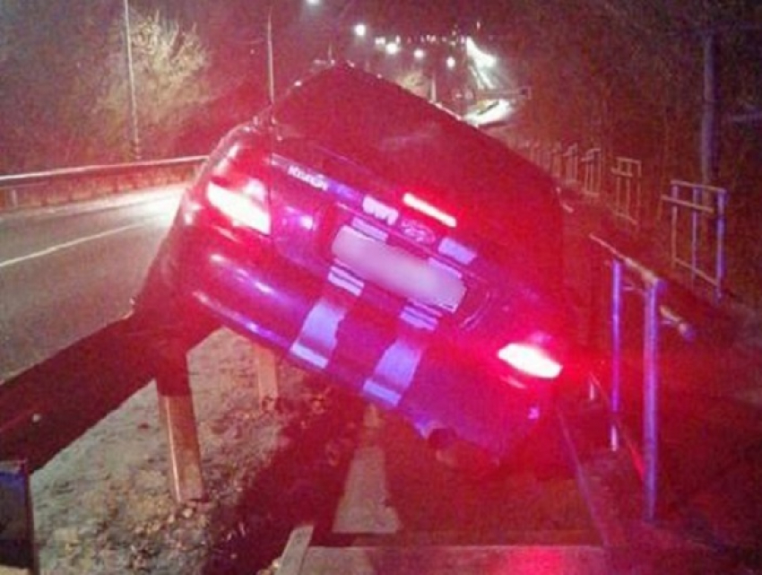 В Рязани пьяный молдаванин слетел на автомобиле с моста, после чего застрял в перилах - теперь он в СИЗО на 15 суток