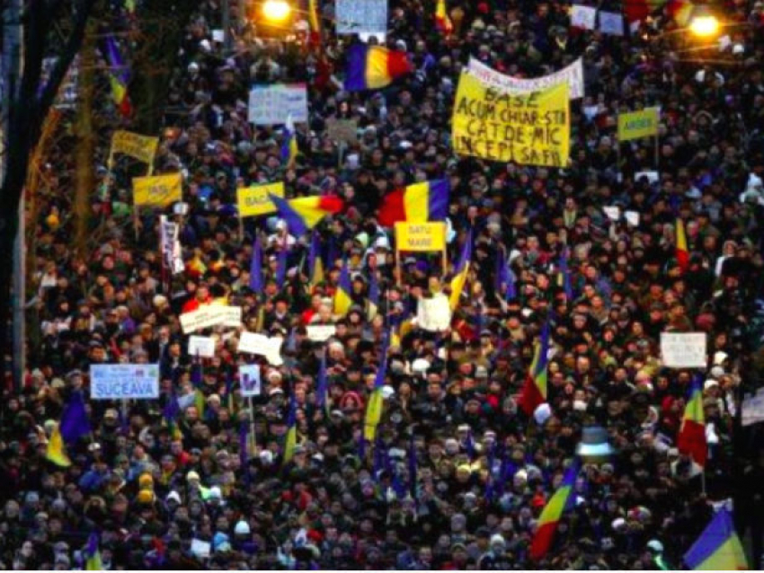 Массовую акцию протеста против коррупции в центре Бухареста сняли на видео